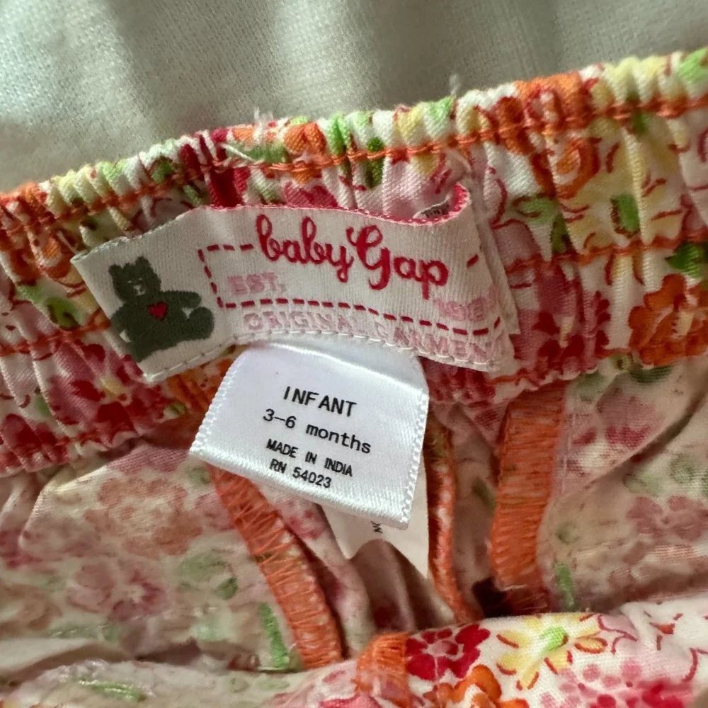 EUC Baby Gap Oneside and Floral Short Set Sz 3-6 mos